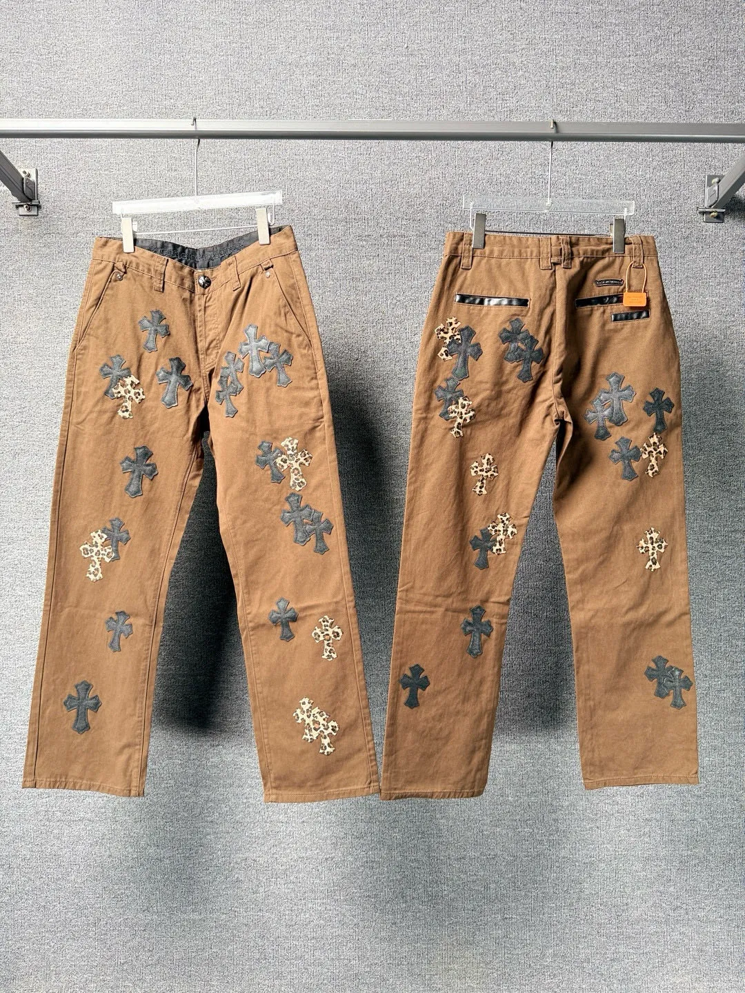 P270 💰 (Top version) Chrome Hearts | Chrome Hearts Brown Casual Cross Patched Leather Jeans - Full of exploring the ultimate in fashion, Chrome Hearts' new Chrome Hearts pants cleverly integrate camouflage cross, camouflage cross and other elements to break the traditional boundaries. Mattyboy's clever fusion of overalls and khaki jeans, the same style, brings endless matching inspiration to fashionistas! Whether it is daily wear or fashion experiment, these pants can bring you an excellent fashion experience. Color: Brown Size: 28-30-32-34 (corresponds to S-M-L-XL)